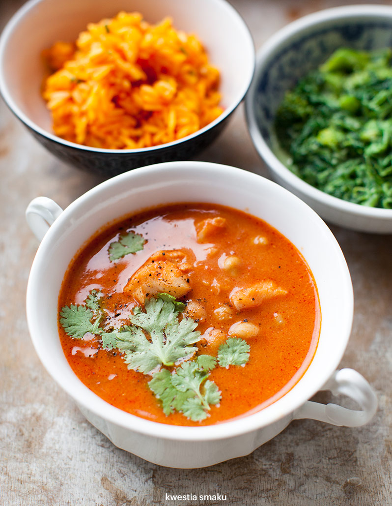Curry pomidorowe z dorszem i ciecierzycą