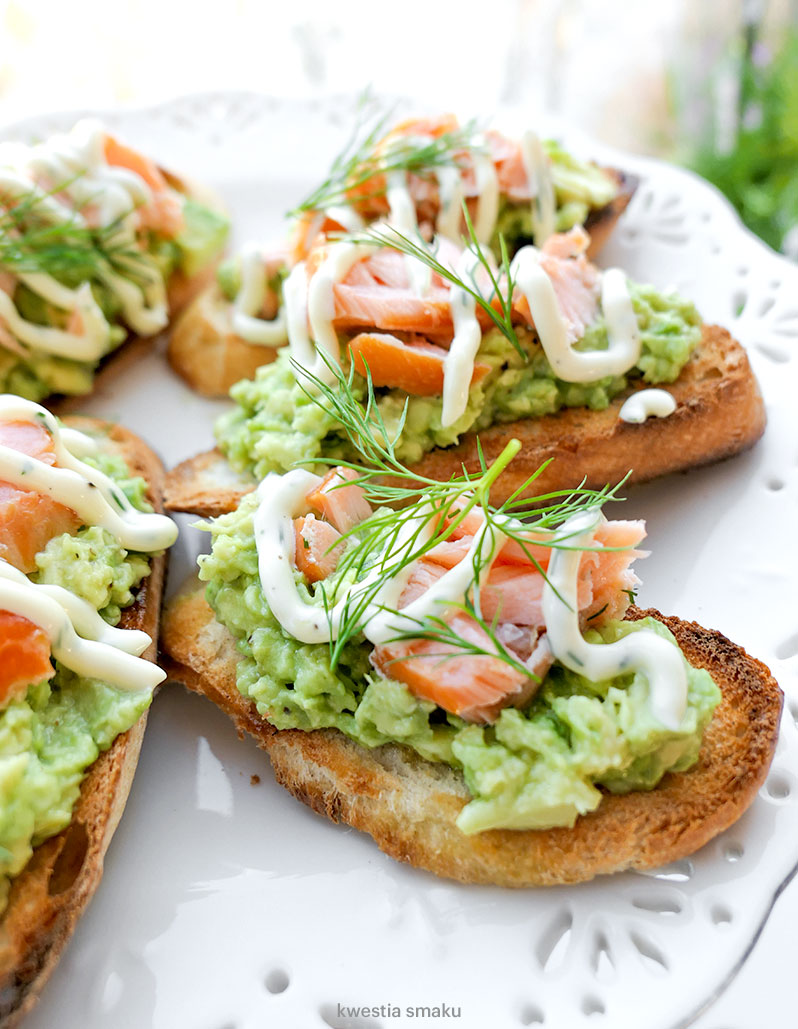 Crostini z guacamole i wędzonym łososiem