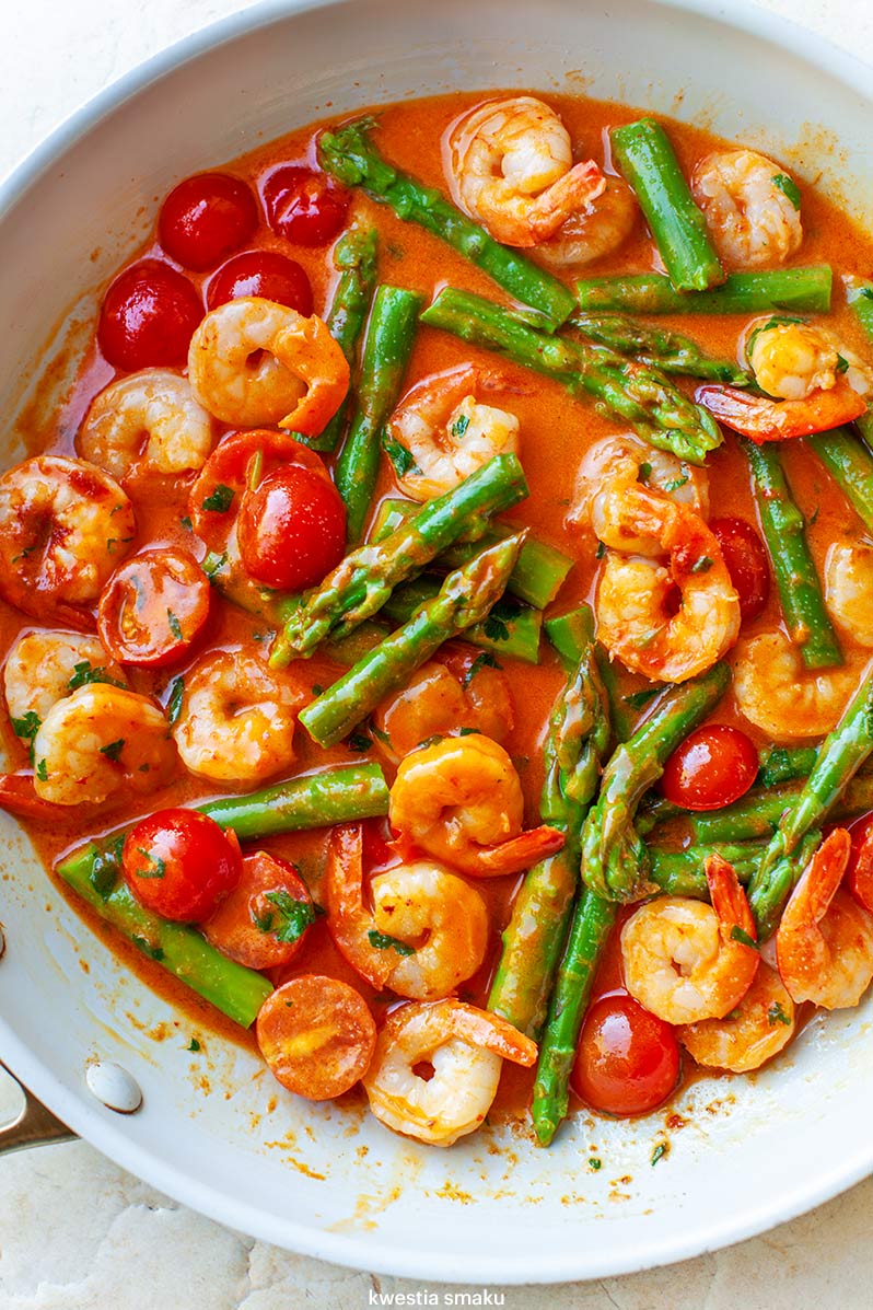 Krewetki w sosie curry z pomidorkami koktajlowymi i szparagami