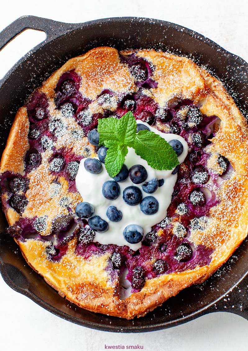 Pieczony naleśnik Dutch Baby z borówkami