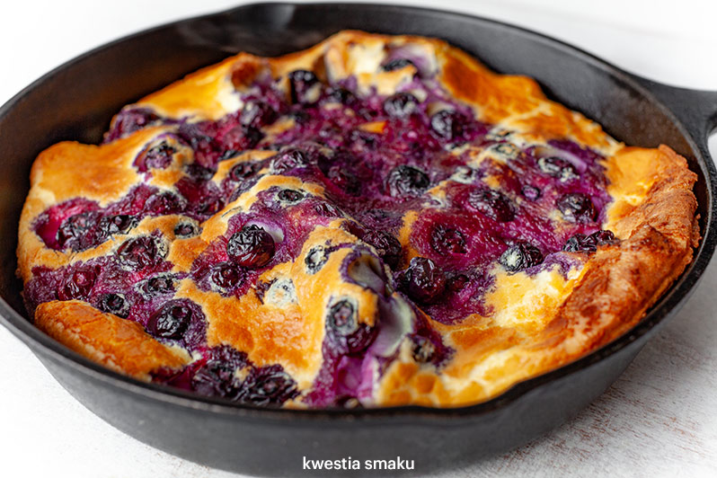 Pieczony naleśnik Dutch Baby z borówkami