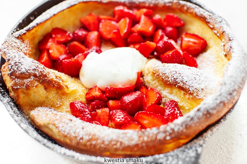 Pieczony naleśnik (Dutch baby) z truskawkami