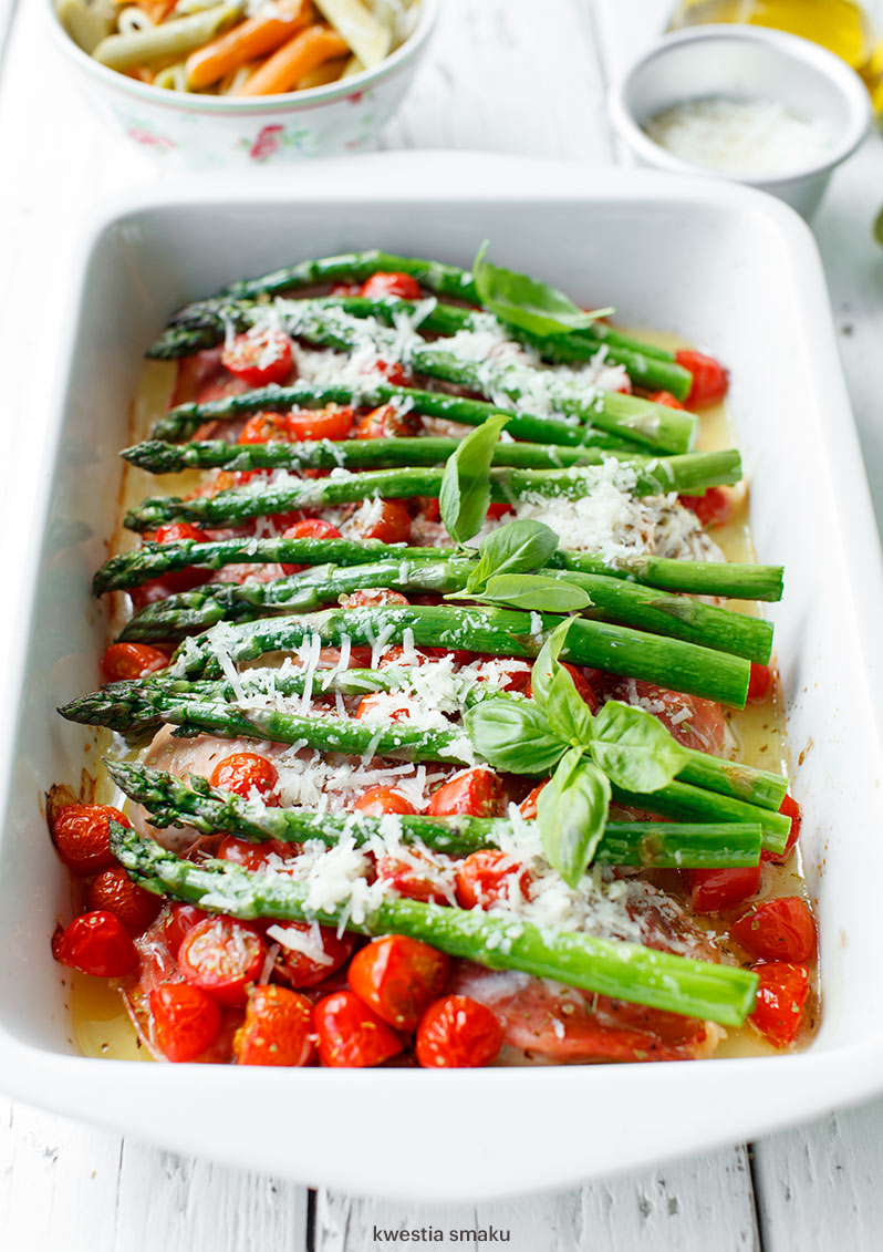 Filety z kurczaka zapiekane z pomidorkami koktajlowymi, szparagami i parmezanem