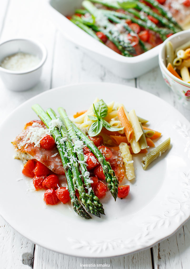 Filety z kurczaka zapiekane z pomidorkami koktajlowymi, szparagami i parmezanem