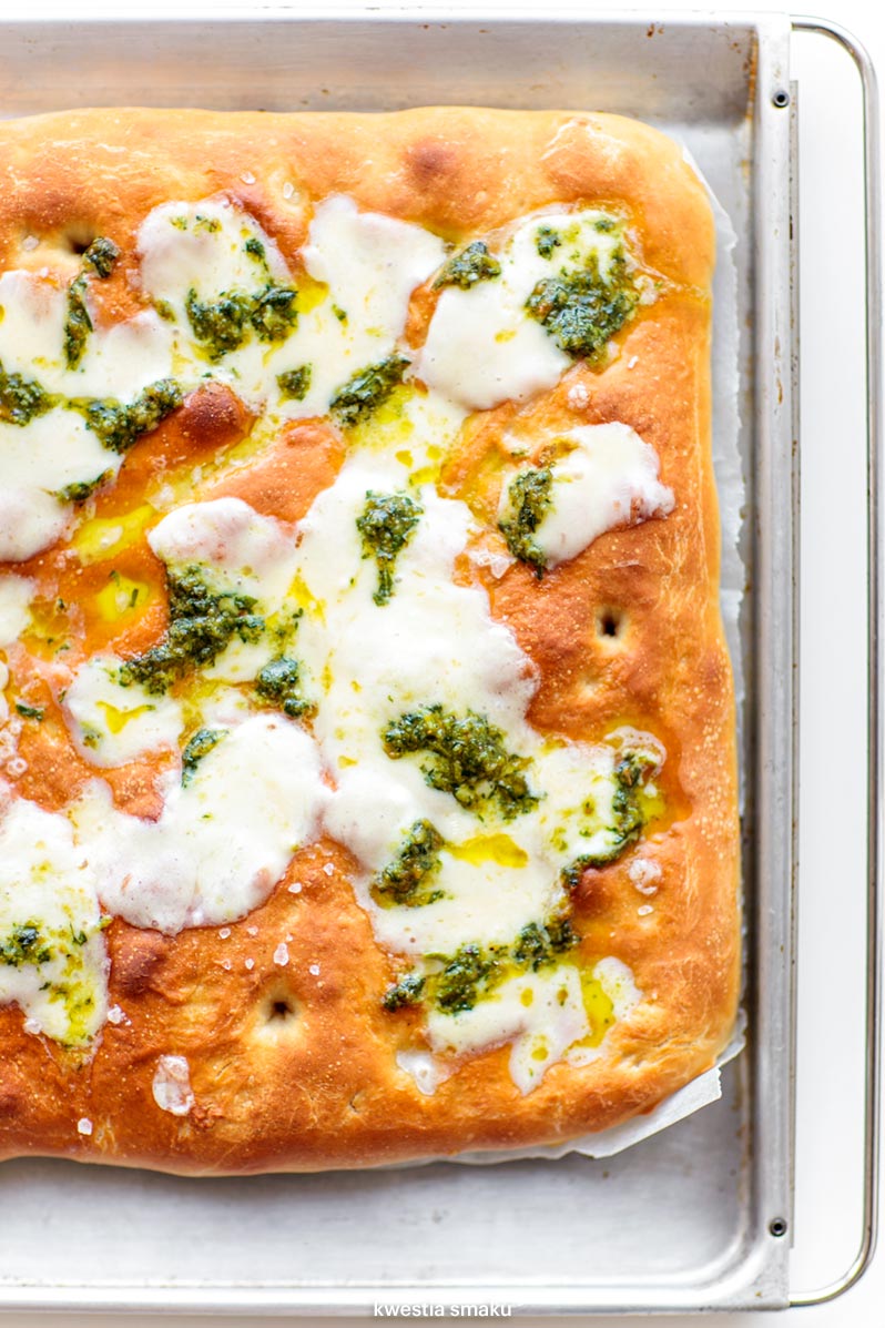 Focaccia z mozzarellą i pesto