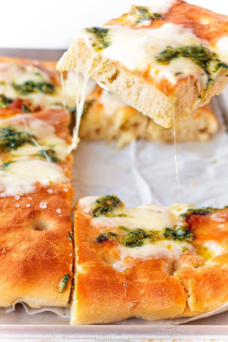 Focaccia z mozzarellą i pesto