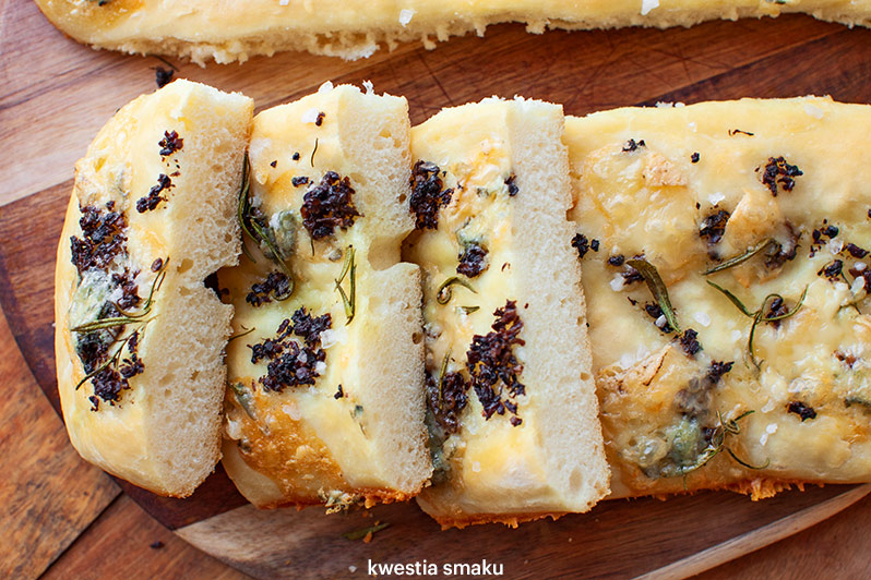 Focaccia z truflami i serem pleśniowym