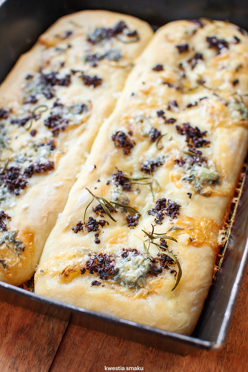 Focaccia z truflami i serem pleśniowym