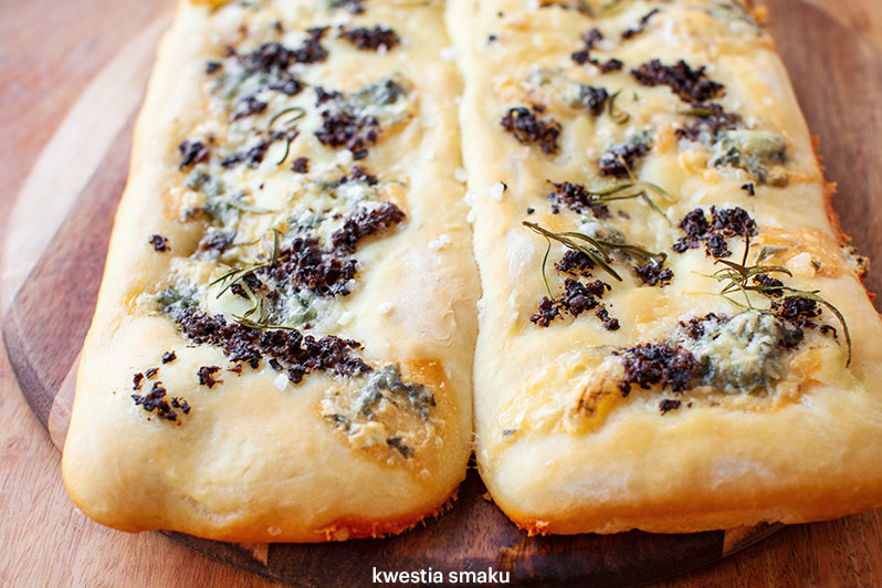 Focaccia z truflami i serem pleśniowym