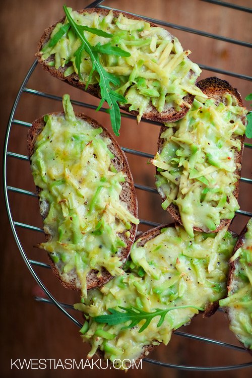 Grzanki razowe z tartym serem cheddar i awokado
