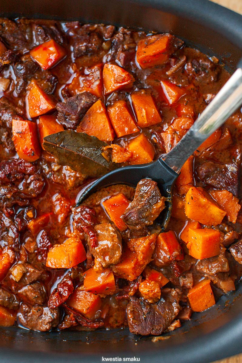 Gulasz wołowy z dynią i suszonymi pomidorami