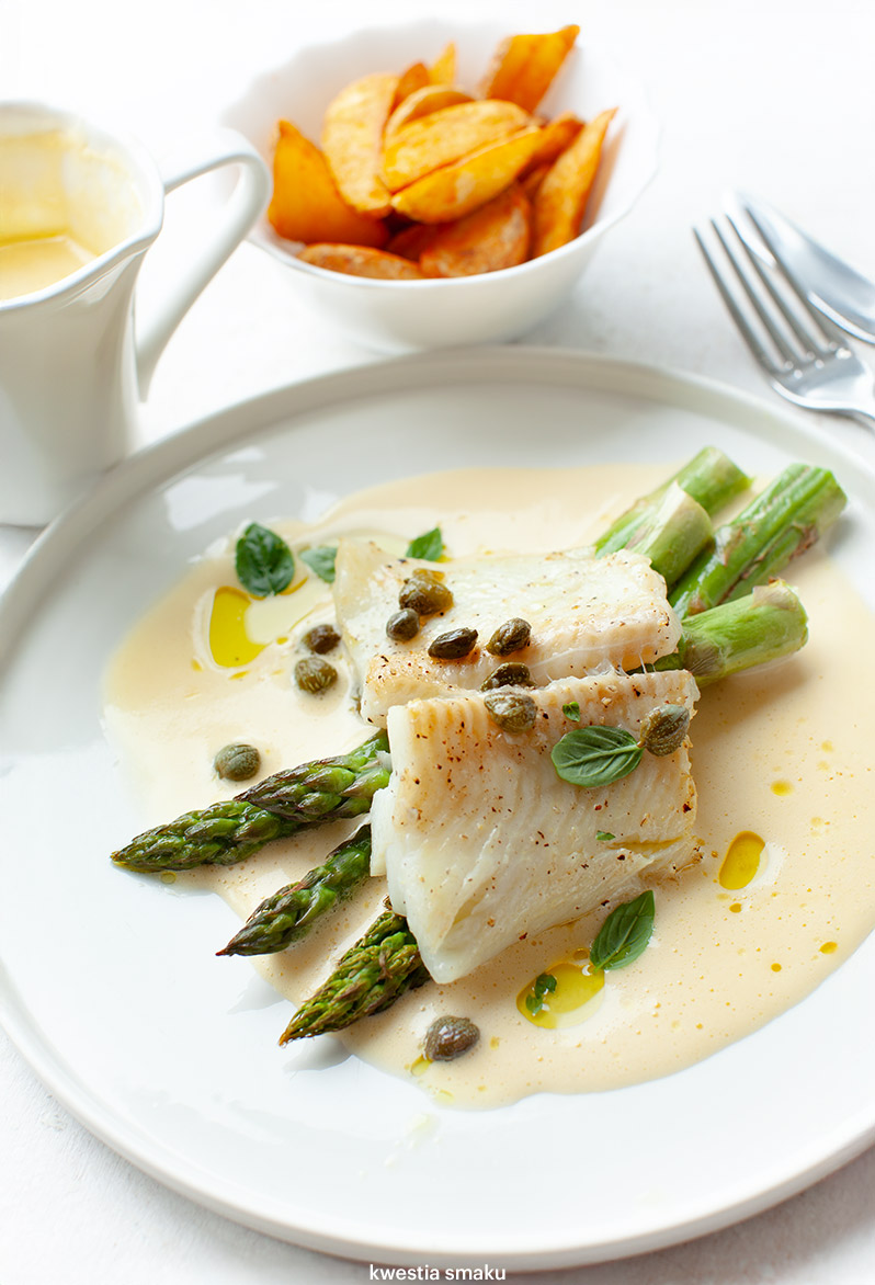 Halibut ze szparagami i sosem holenderskim