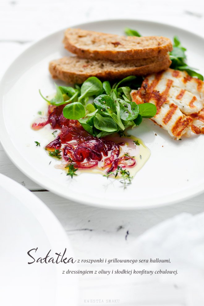Sałatka z serem halloumi (lub oscypkiem) i konfiturą z czerwonej cebuli