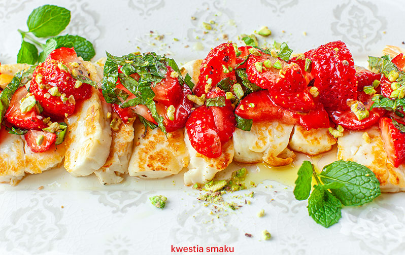 Halloumi z salsą truskawkową i pistacjami