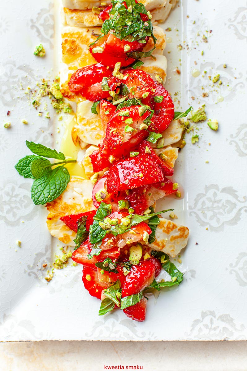 Halloumi z salsą truskawkową i pistacjami