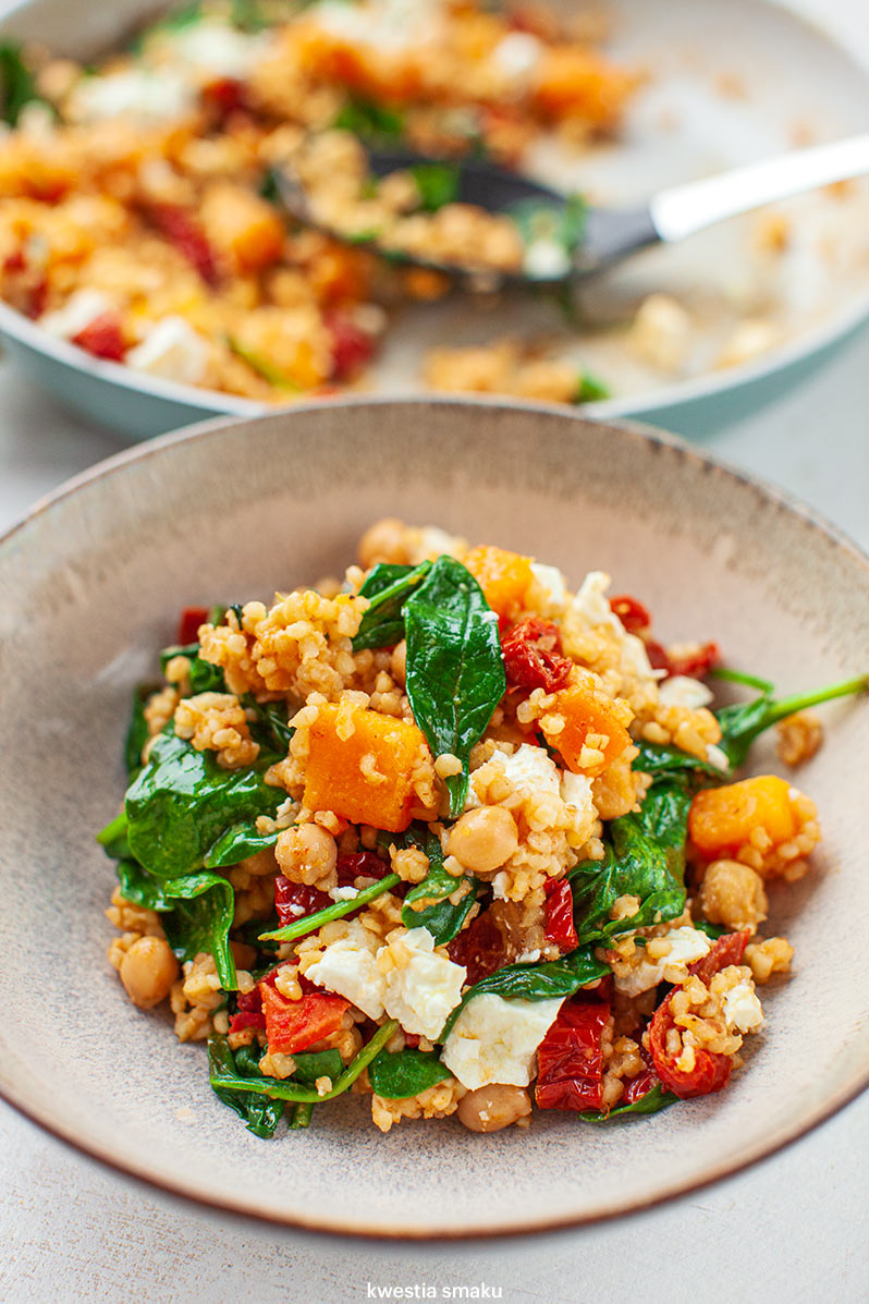 Kasza smażona z dynią, suszonymi pomidorami i fetą