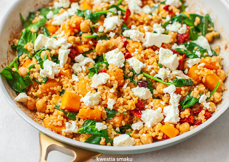 Kasza smażona z dynią, suszonymi pomidorami i fetą