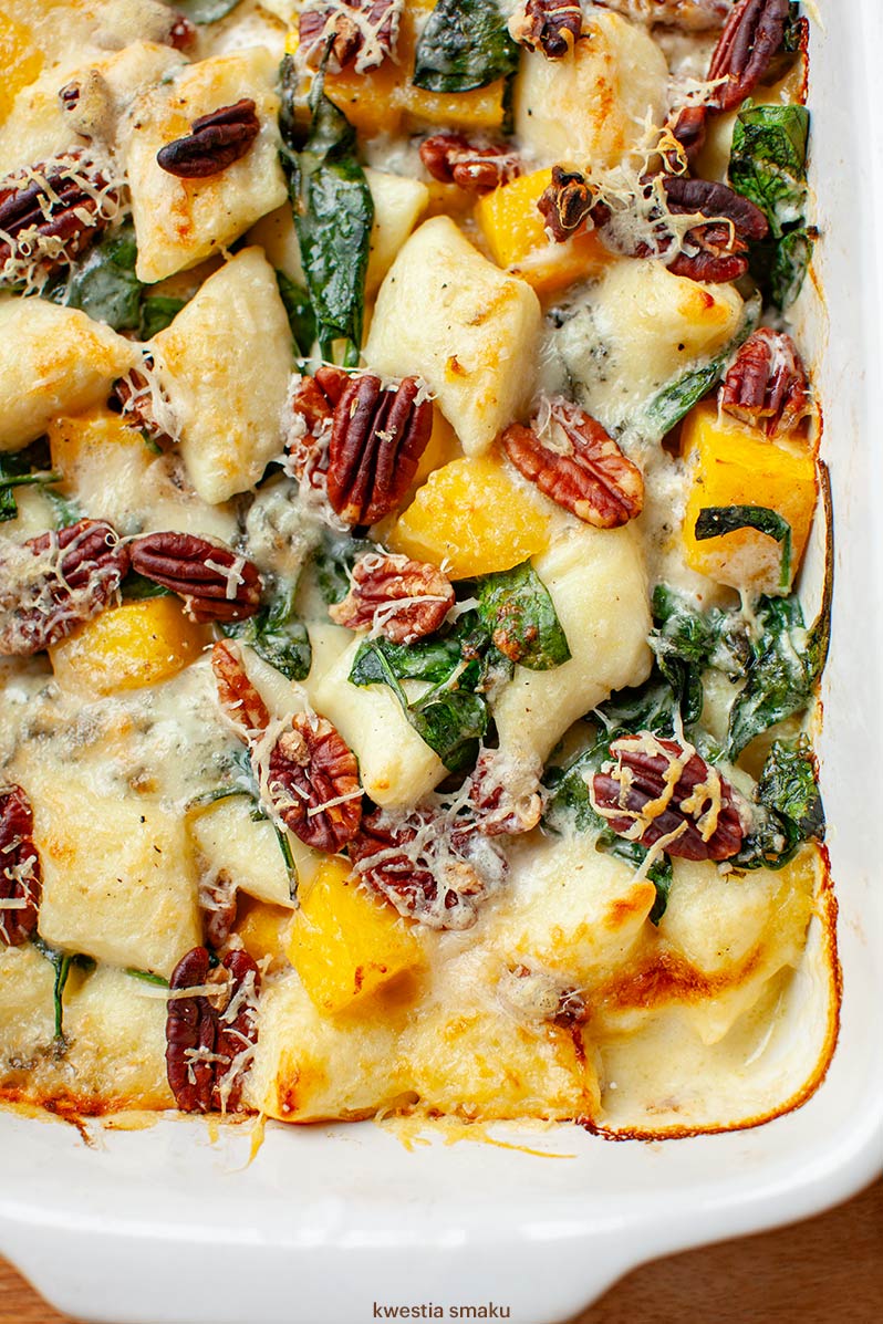 Kopytka zapiekane z dynią, serem pleśniowym i szpinakiem