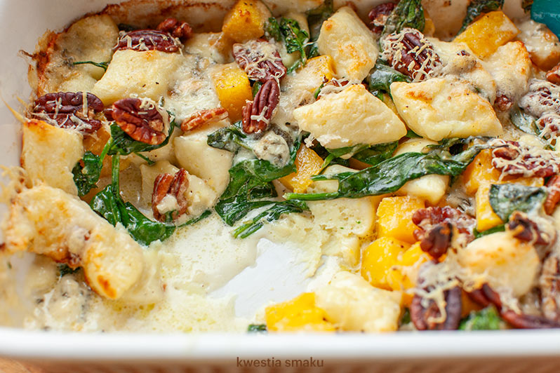 Kopytka zapiekane z dynią, serem pleśniowym i szpinakiem