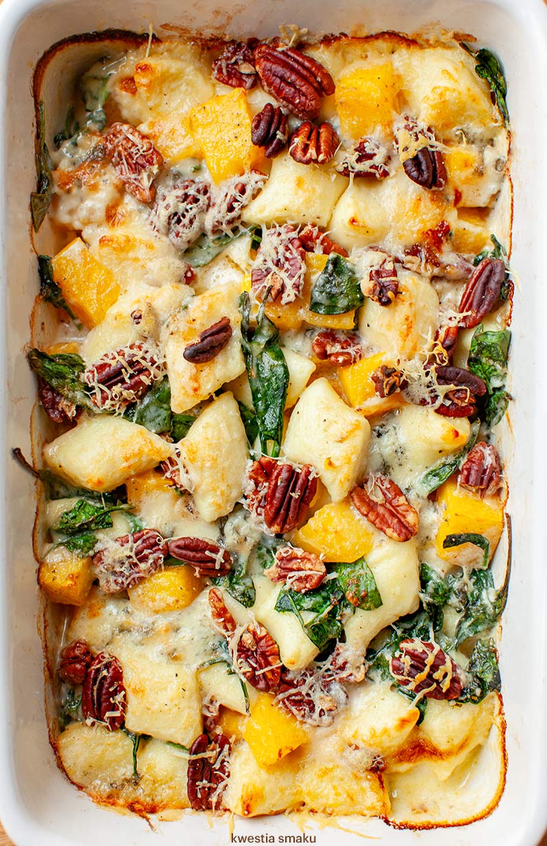 Kopytka zapiekane z dynią, serem pleśniowym i szpinakiem