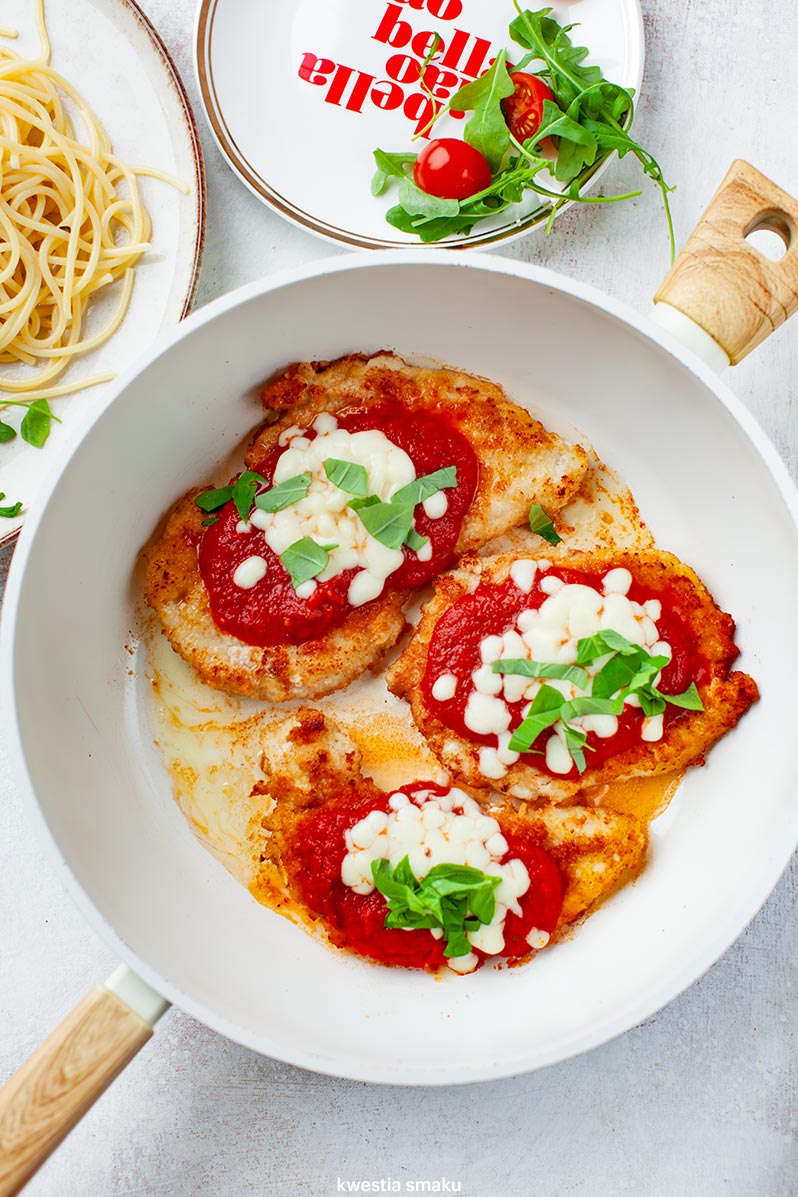 Kurczak Milanese z sosem pomidorowym i mozzarellą