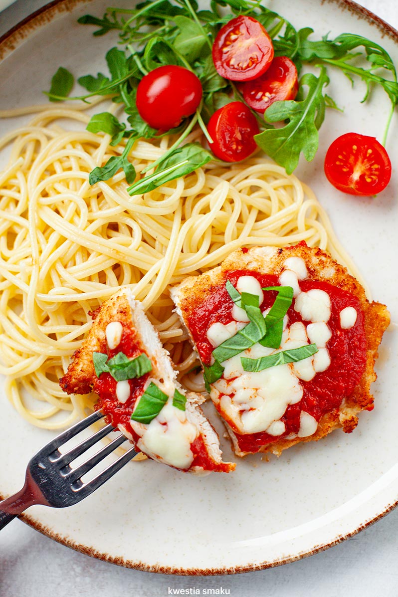 Kurczak Milanese z sosem pomidorowym i mozzarellą