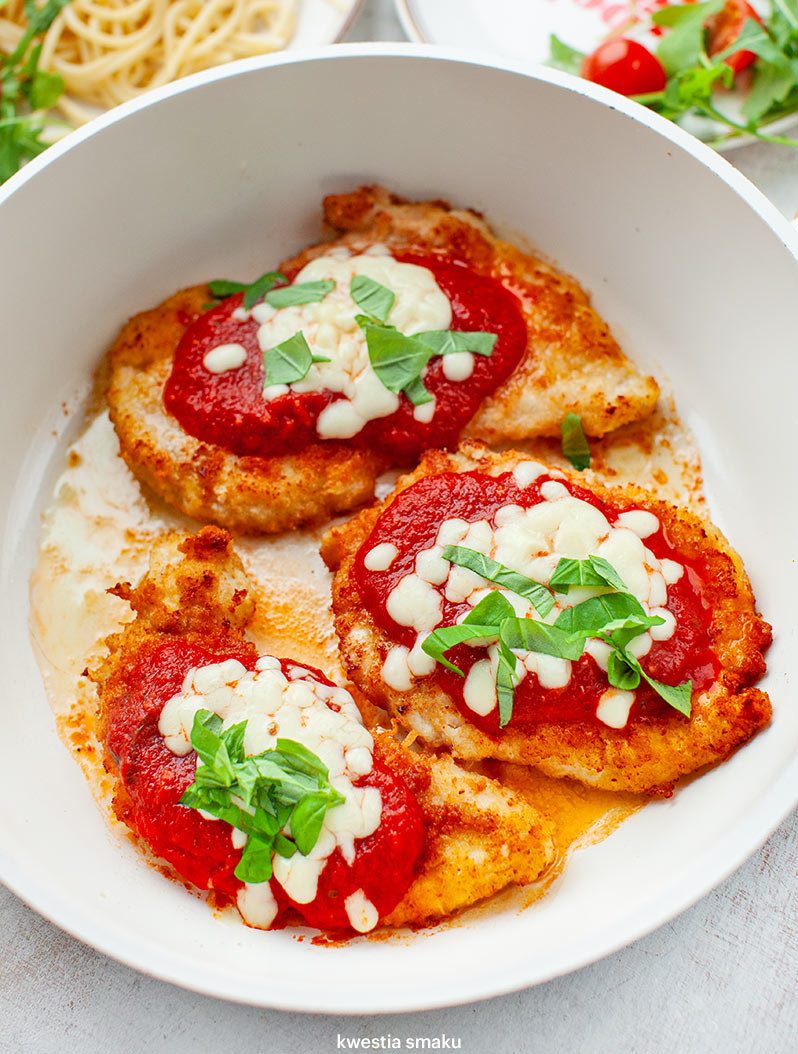 Kurczak Milanese z sosem pomidorowym i mozzarellą