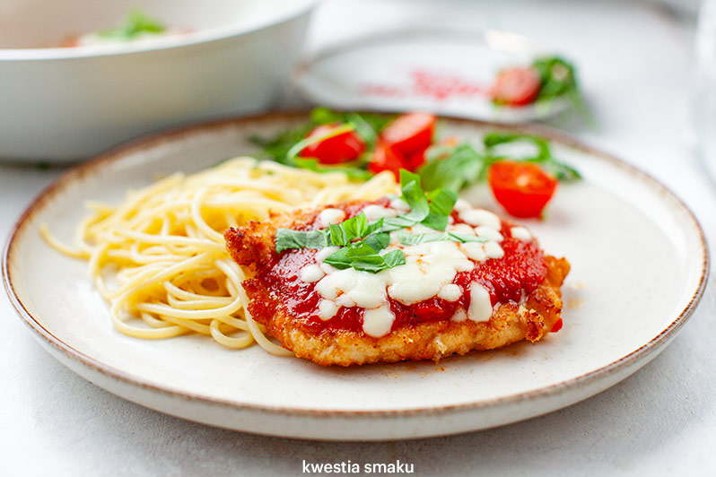 Kurczak Milanese z sosem pomidorowym i mozzarellą