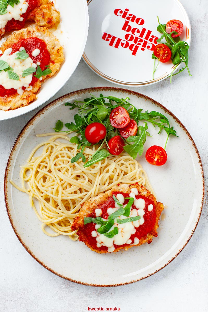 Kurczak Milanese z sosem pomidorowym i mozzarellą