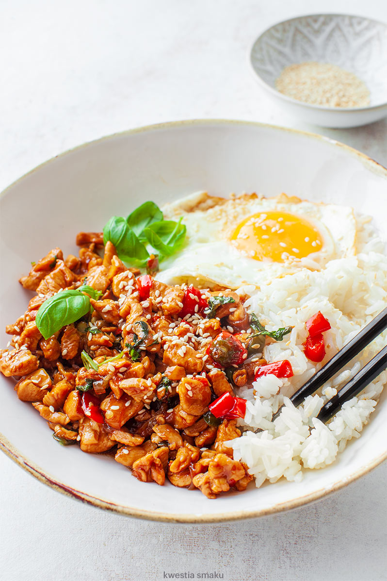 Kurczak po tajsku z bazylią i jajkiem