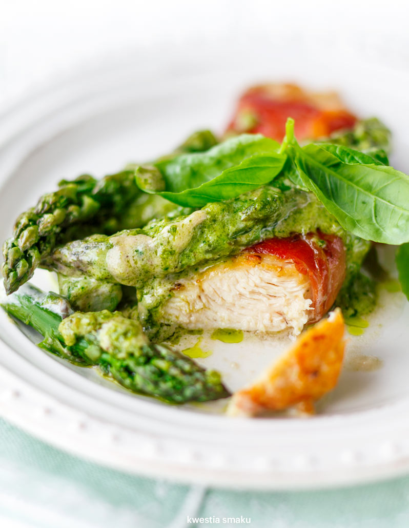 Kurczak w szynce ze szparagami w sosie z zielonego pesto