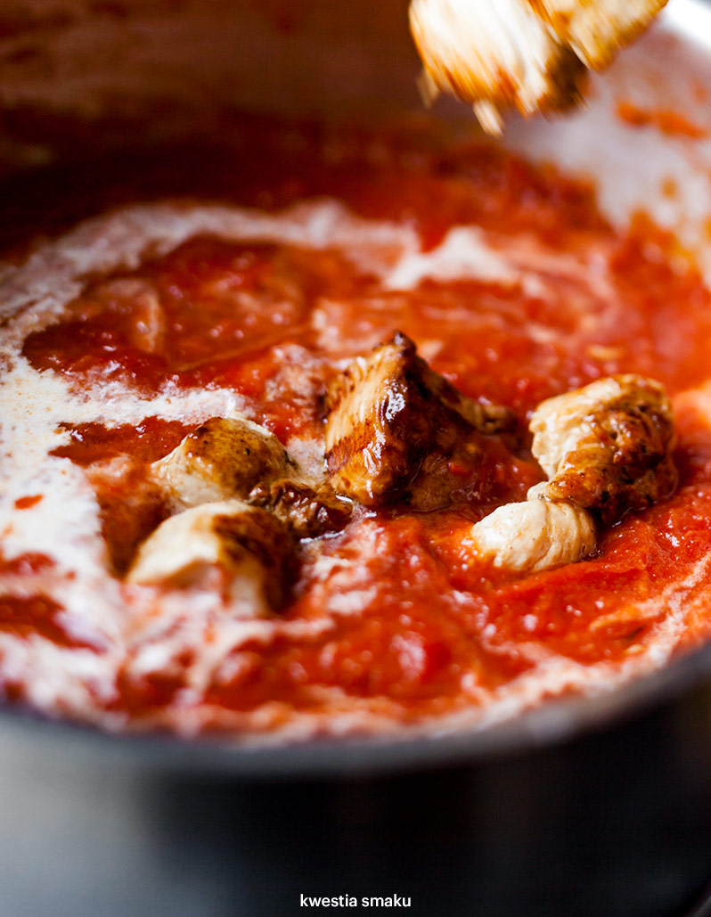 Kawałki kurczaka tikka masala w sosie pomidorowym