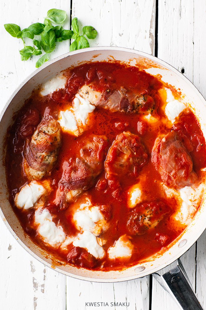 Filety z kurczaka w sosie pomidorowym z mozzarellą