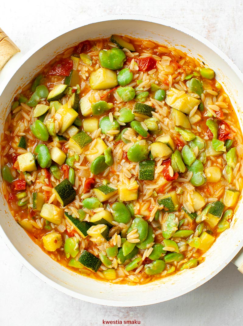 Letnie orzo z bobem, cukinią i suszonymi pomidorami