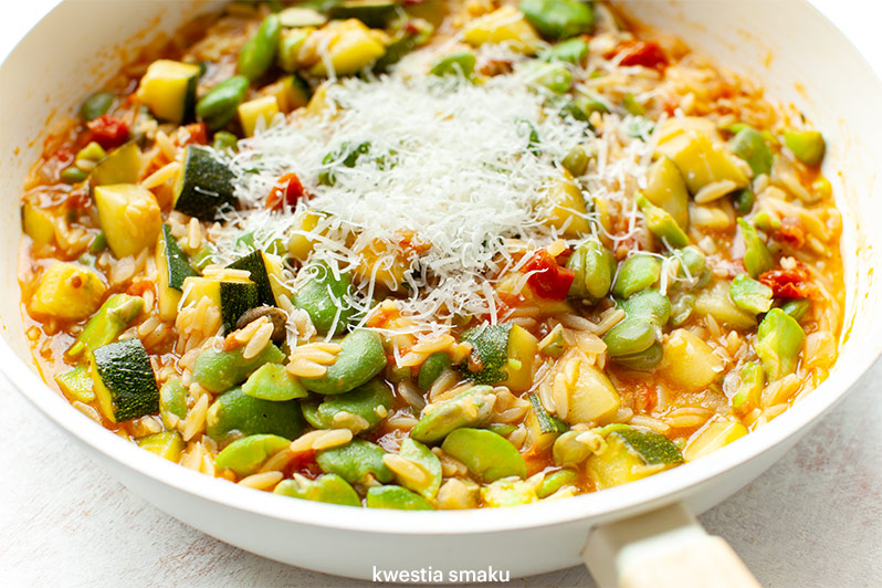 Letnie orzo z bobem, cukinią i suszonymi pomidorami