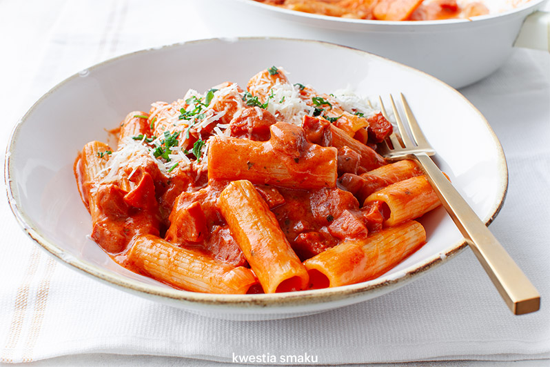 Makaron z chorizo i kremowym sosem pomidorowym