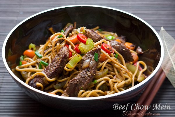 Makaron chiński chow mein z wołowiną