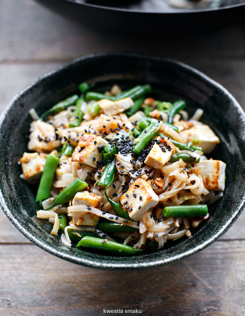 Makaron ryżowy smażony z fasolką, imbirem i tofu