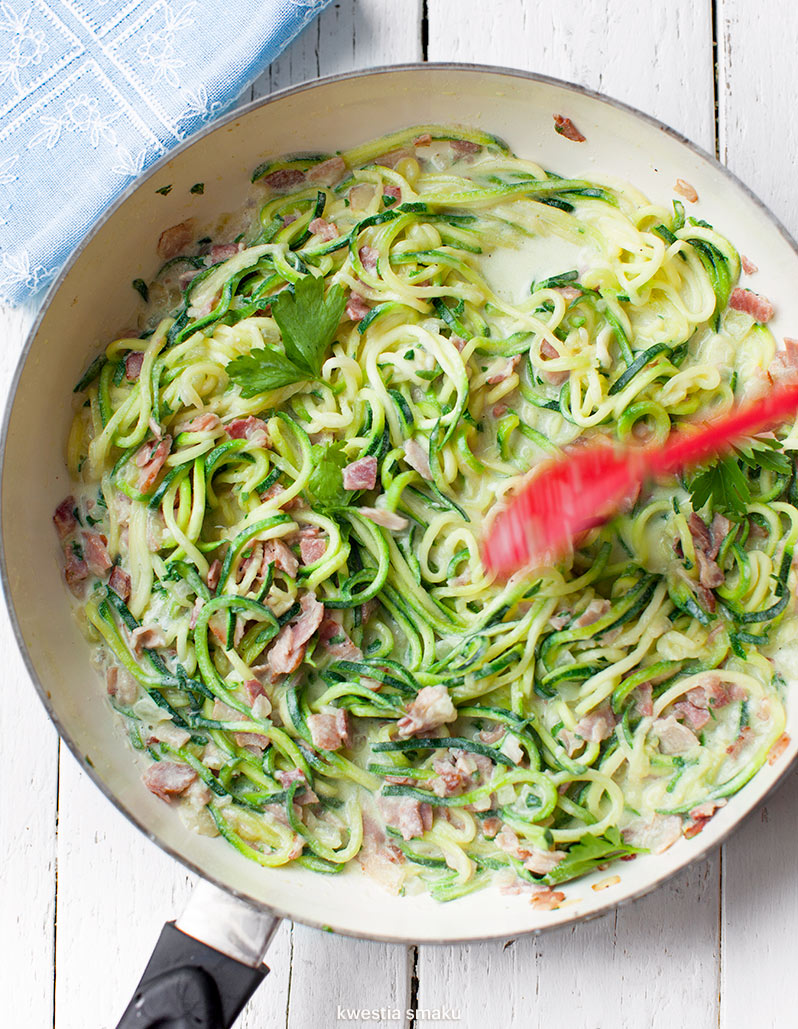 Spaghetti z cukinii z boczkiem i sosem śmietanowym a'la carbonara