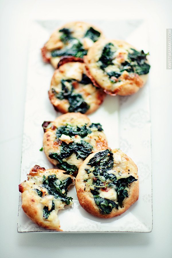Mini pizze ze szpinakiem i białym sosem