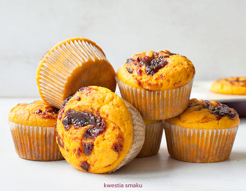 Muffinki dyniowo-pomarańczowe z musem śliwkowym