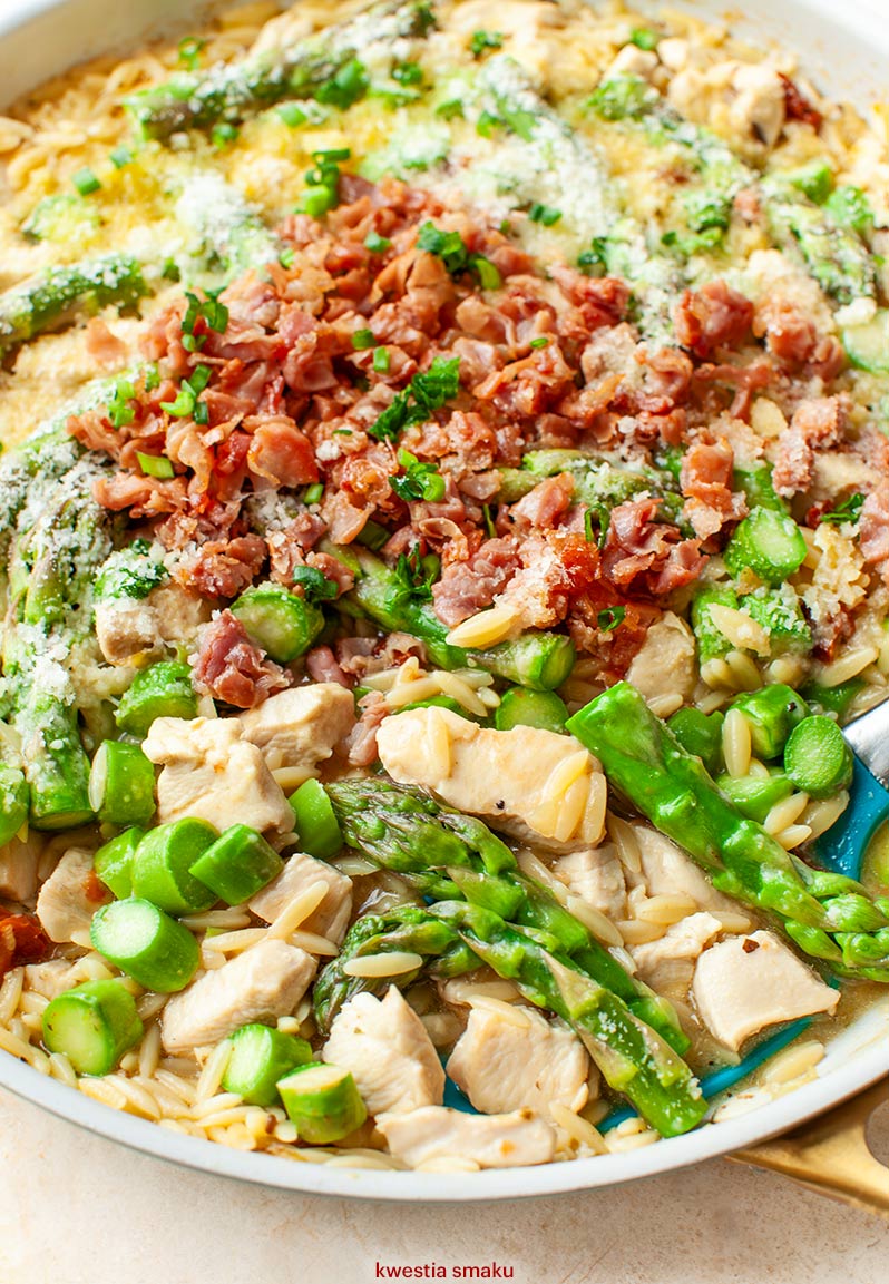 Makaron orzo z kurczakiem i szparagami