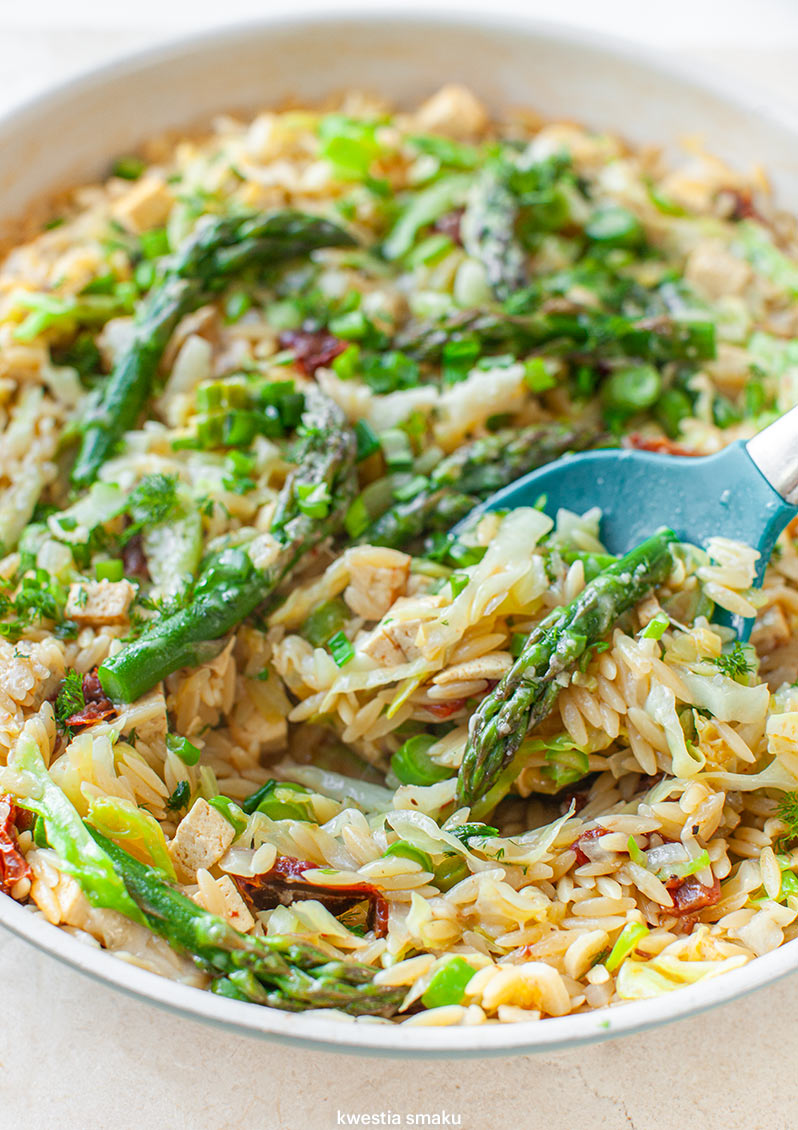 Makaron orzo z młodą kapustą i szparagami