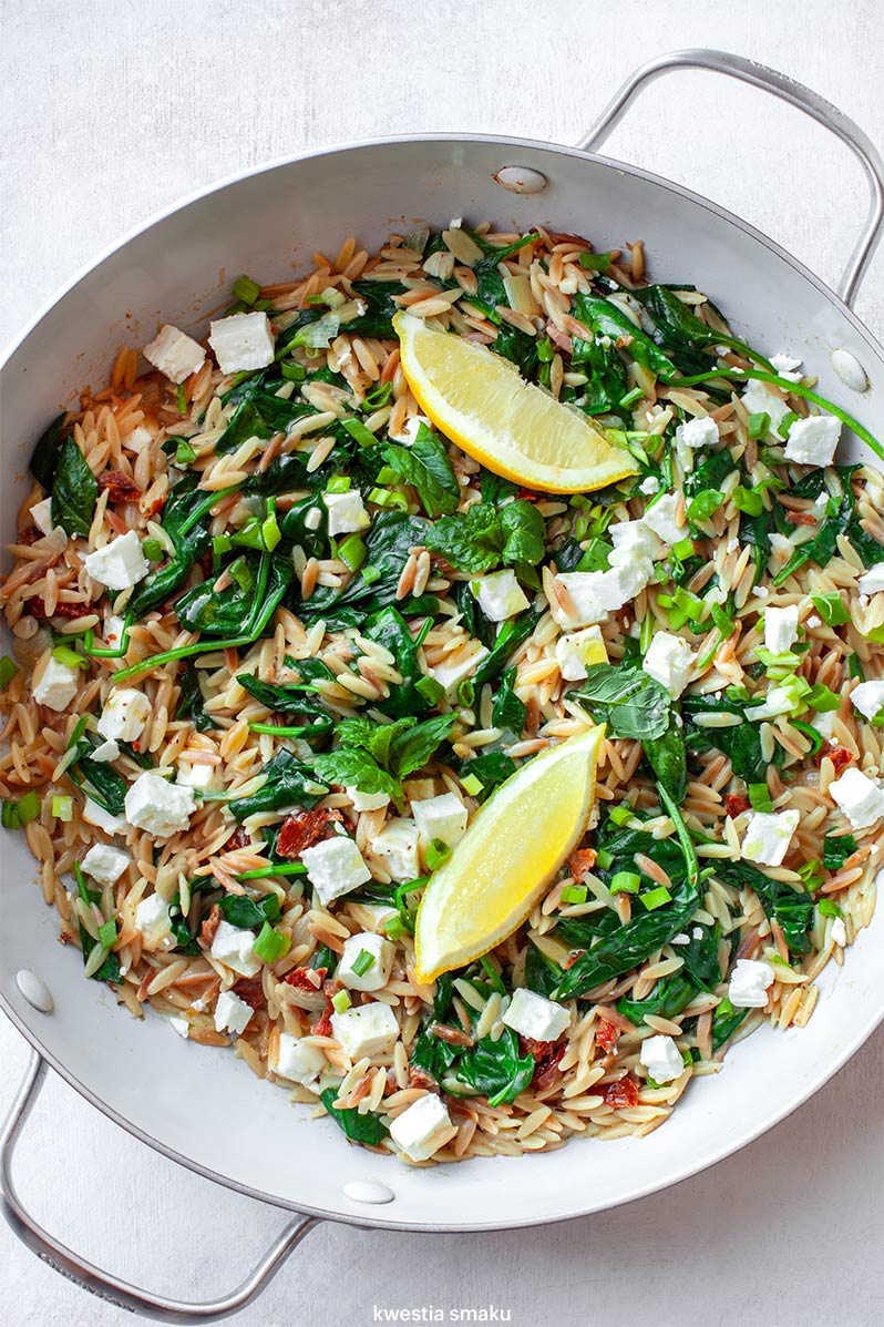 Makaron orzo ze szpinakiem i fetą