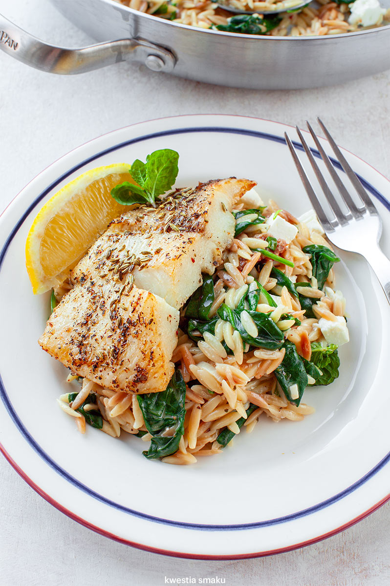 Makaron orzo ze szpinakiem i fetą