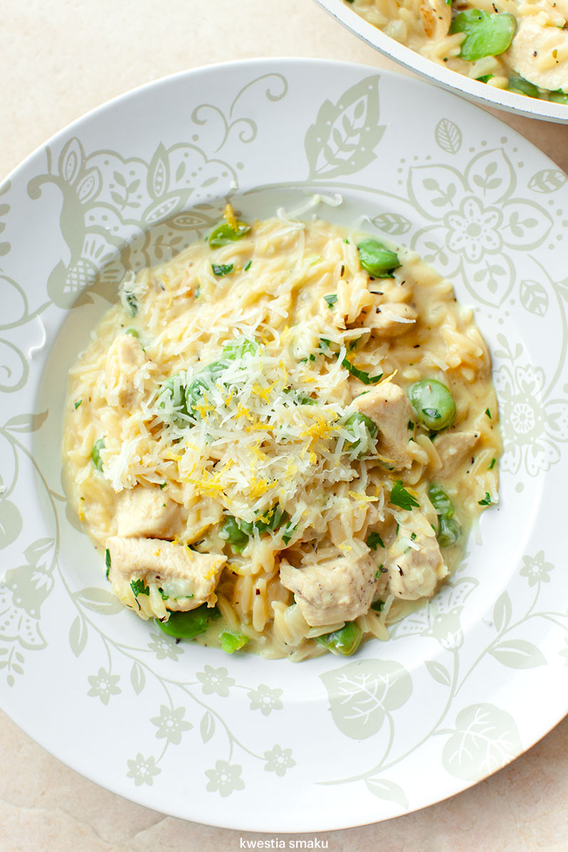 Orzo z kurczakiem i bobem