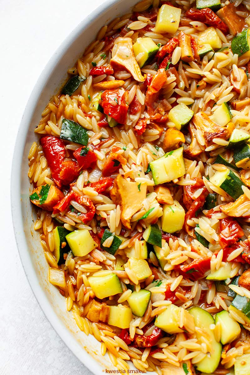 Makaron orzo z kurkami, cukinią i suszonymi pomidorami