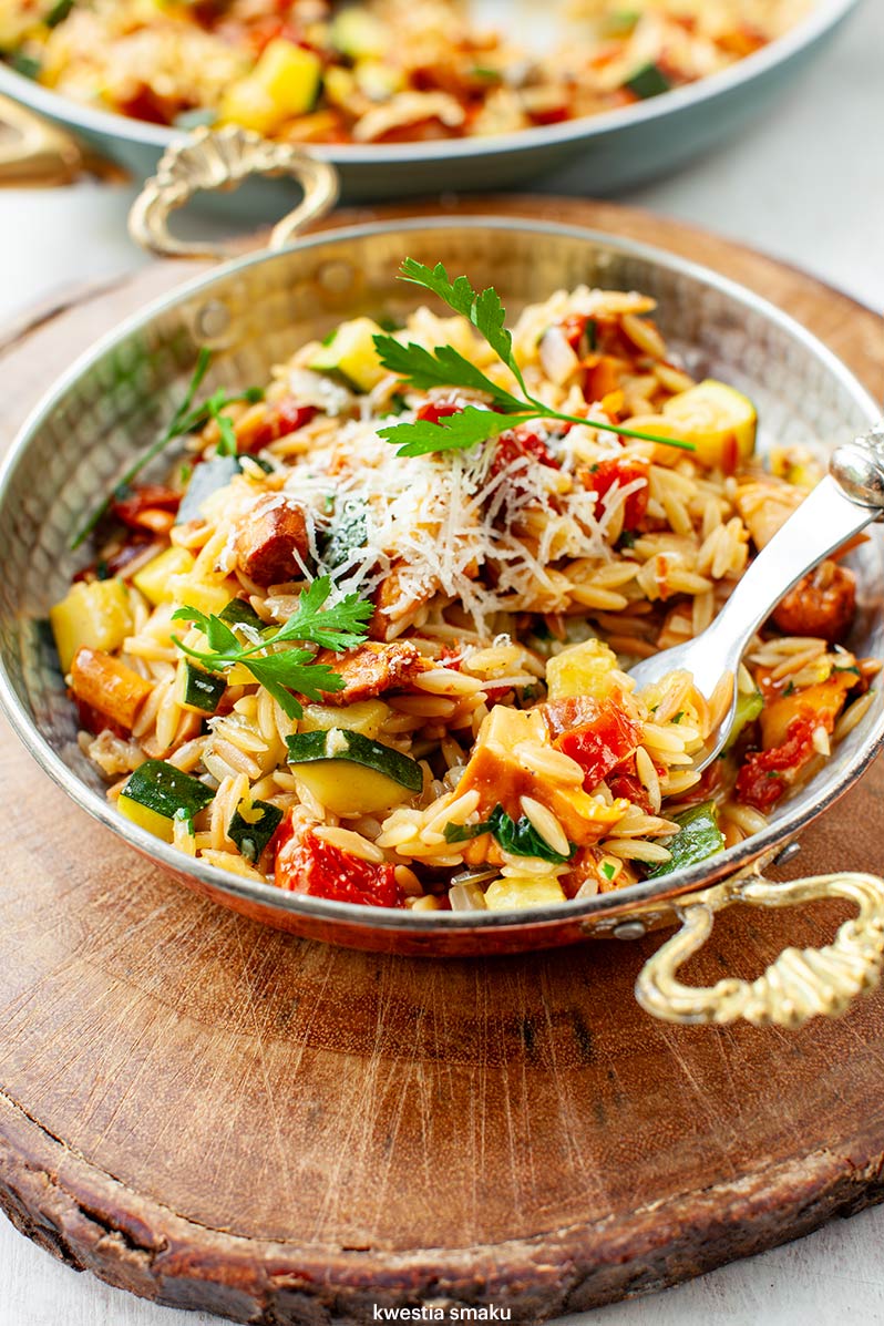 Makaron orzo z kurkami, cukinią i suszonymi pomidorami