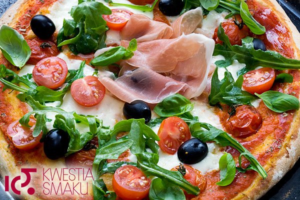 Pizza z mozzarellą, pomidorkami, rukolą i szynką parmeńską