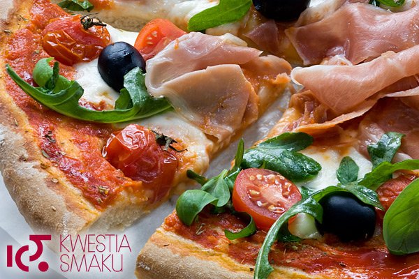 Pizza z mozzarellą, pomidorkami, rukolą i szynką parmeńską